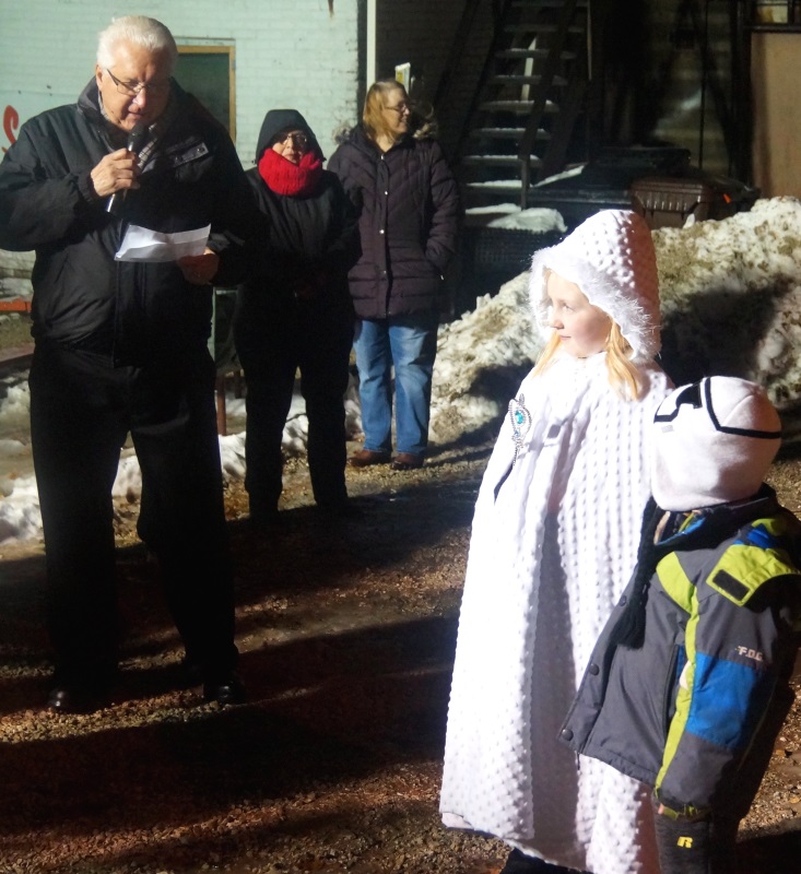 Christmas Walk Brought Cheer on a Damp Night
